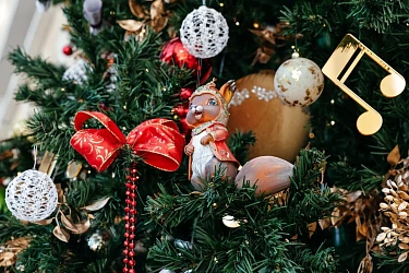 Сказочную ель создали приморские мастера в Мариинском театре Владивостока