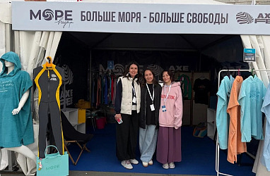«Море внутри»: одежду с ручной росписью создаёт предпринимательница Приморья с помощью господдержки